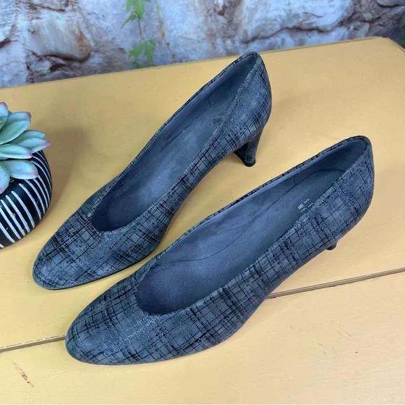 STUART WEITZMAN Gray Patterned Suede Pumps, 8.5M - Picture 3 of 12